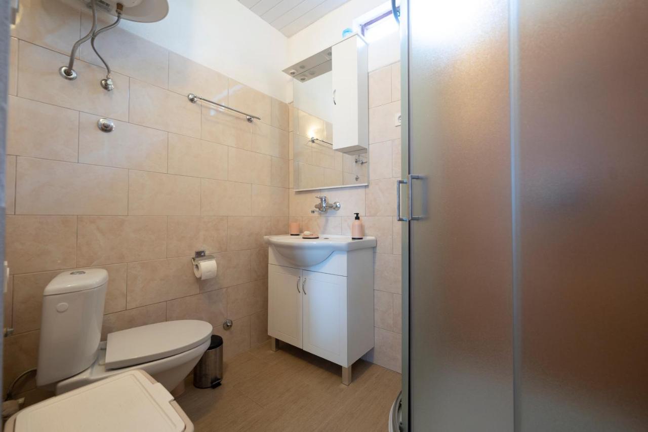 Studio Apartman Ema 2 Gornji Karin Eksteriør billede